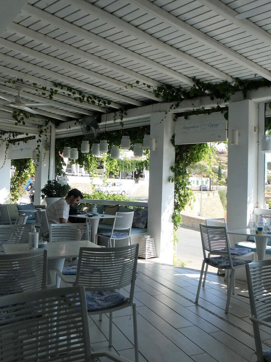 Café-bar Gerontopoulos au rez-de-chaussée de l'hôtel Anthousa