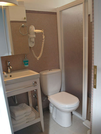 Room bathroom at hotel Anthousa in Sifnos