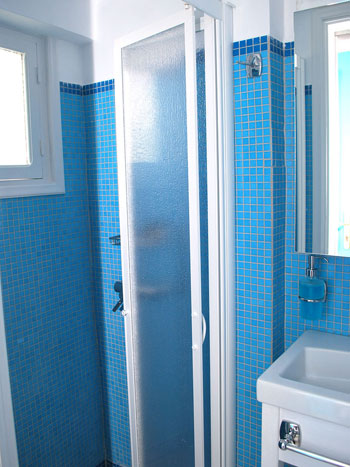 Bathroom of a room at hotel Anthousa in Sifnos