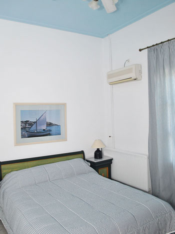 Room with double bed in hotel Anthousa in Sifnos