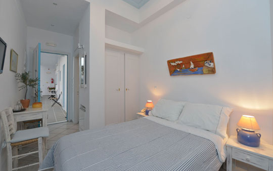 Room with double bed in hotel Anthousa in Sifnos