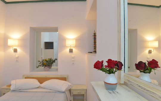 Room with double bed at hotel Anthousa in Sifnos