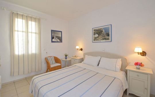 Room with double bed at hotel Anthousa in Sifnos