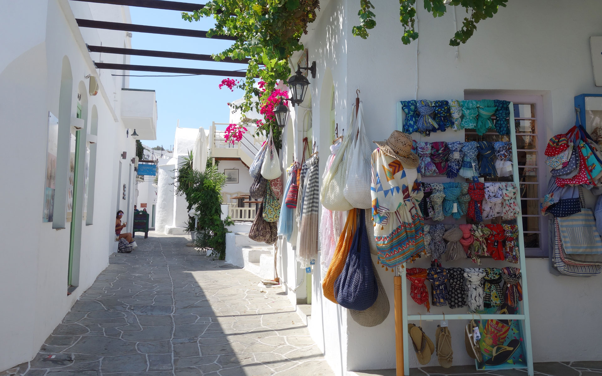 L'allée centrale d'Apollonia à Sifnos, Steno