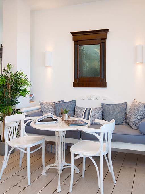 Le café au rez-de-chaussée de l'hôtel
