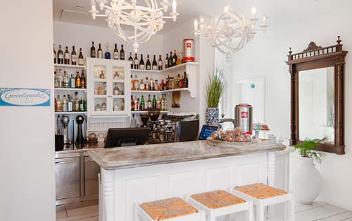 Le café au rez-de-chaussée de l'hôtel