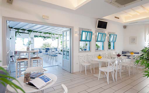 Le café au rez-de-chaussée de l'hôtel
