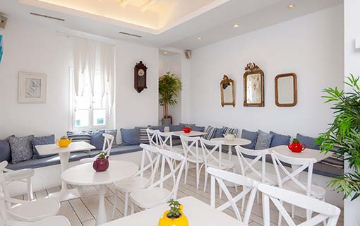 Le café au rez-de-chaussée de l'hôtel