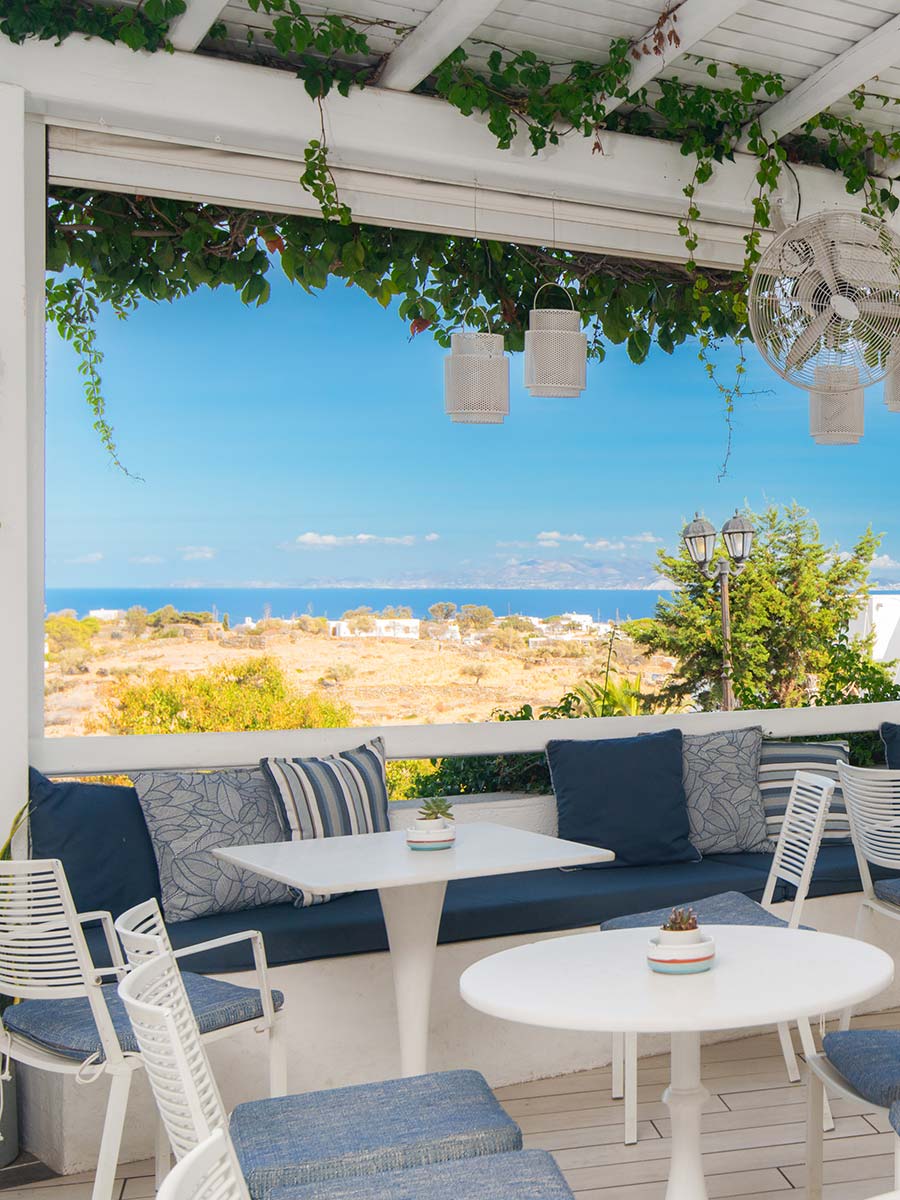 Café-bar Gerontopoulos au rez-de-chaussée de l'hôtel Anthousa