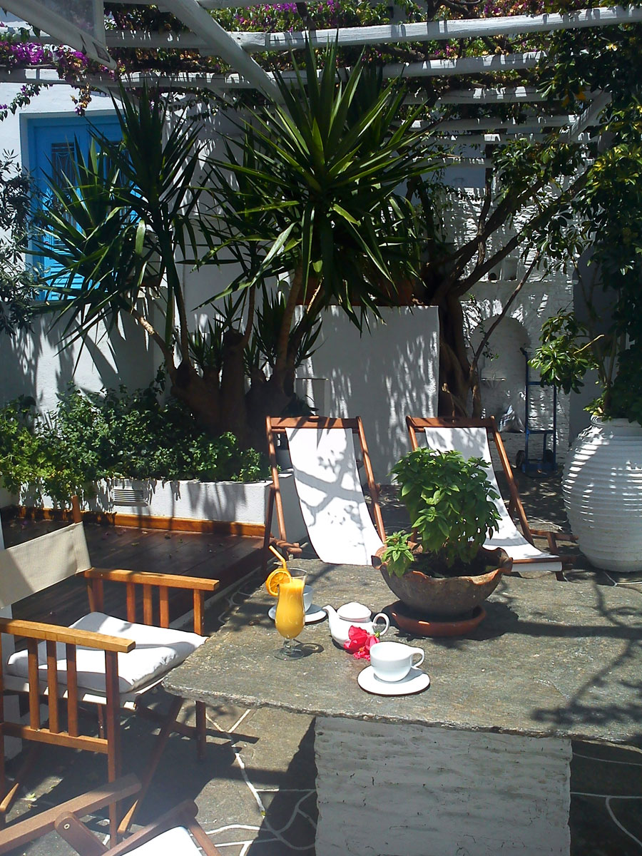 La cour arrière de l'hôtel Anthousa à Sifnos